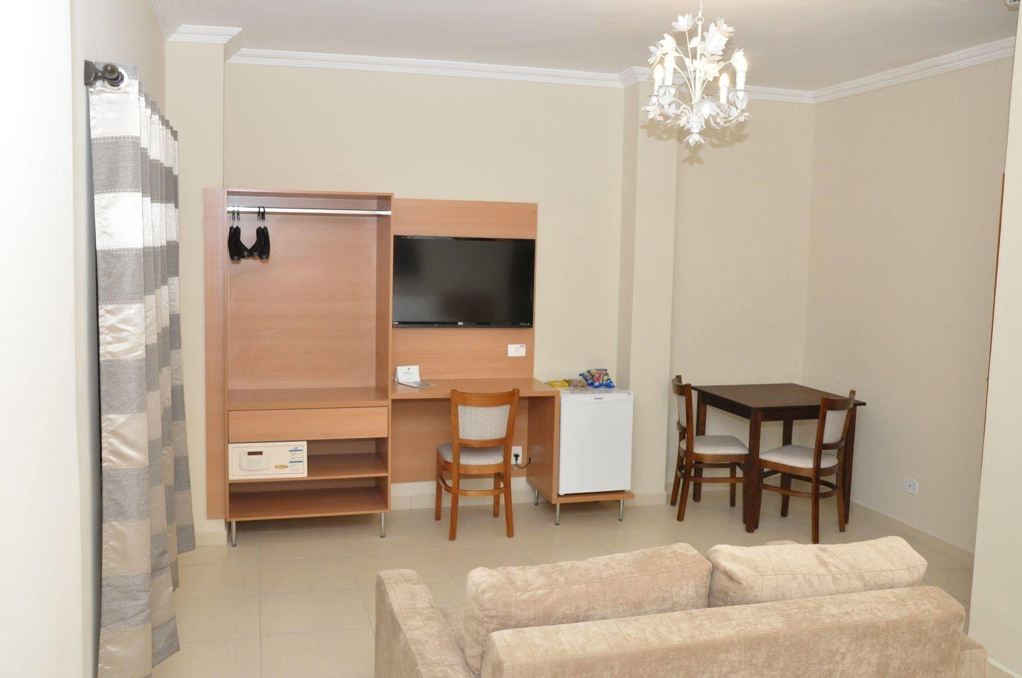 Lotus Hotel - A 6 Km Do Santuario De Aparecida-Sp Гуаратингета Экстерьер фото